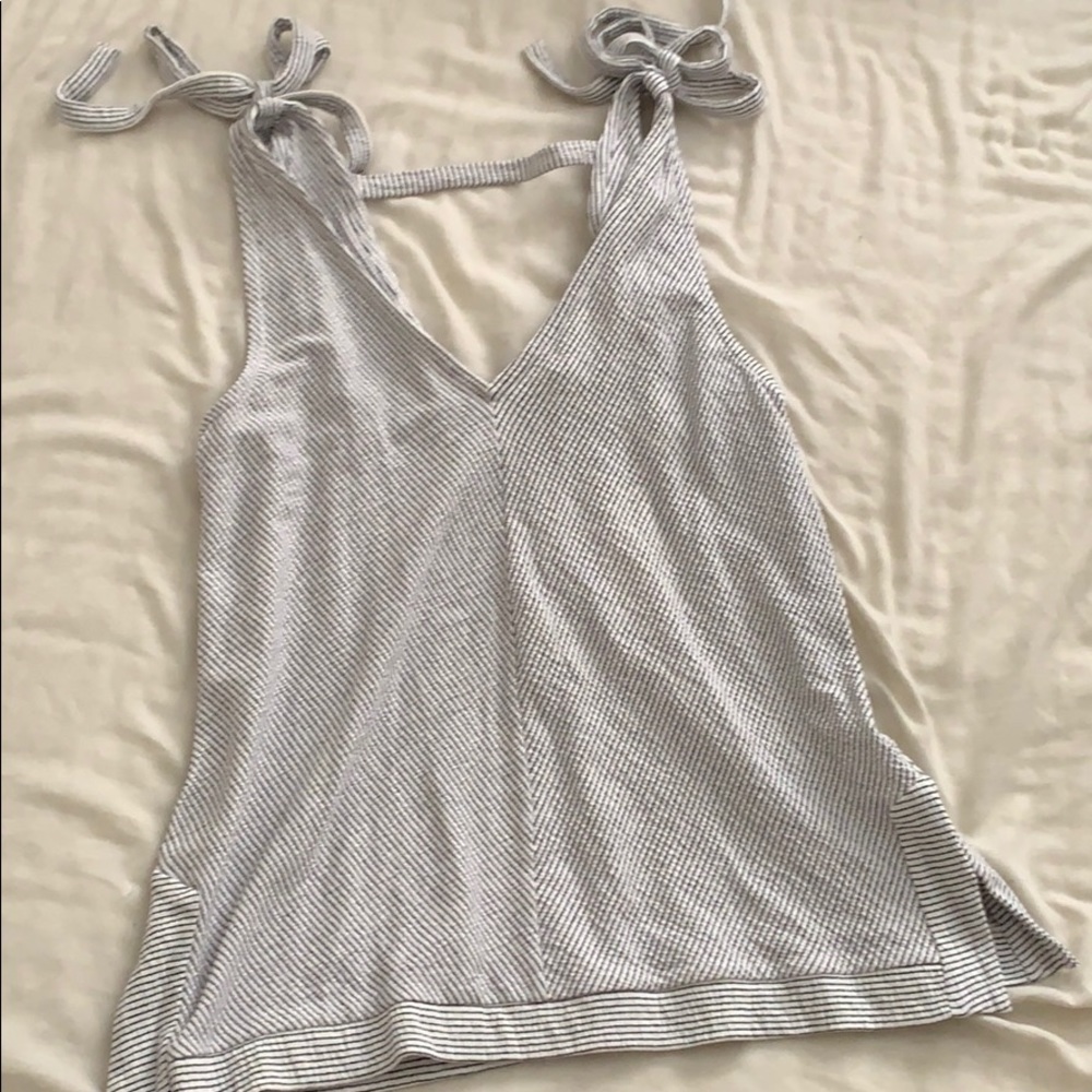 Very cute Lucky Brand V-line tank top